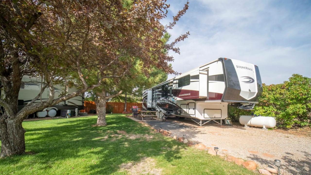 Outdoor Glamping Large 5Th Wheel Setup Ok4A Apartment Moab Luaran gambar