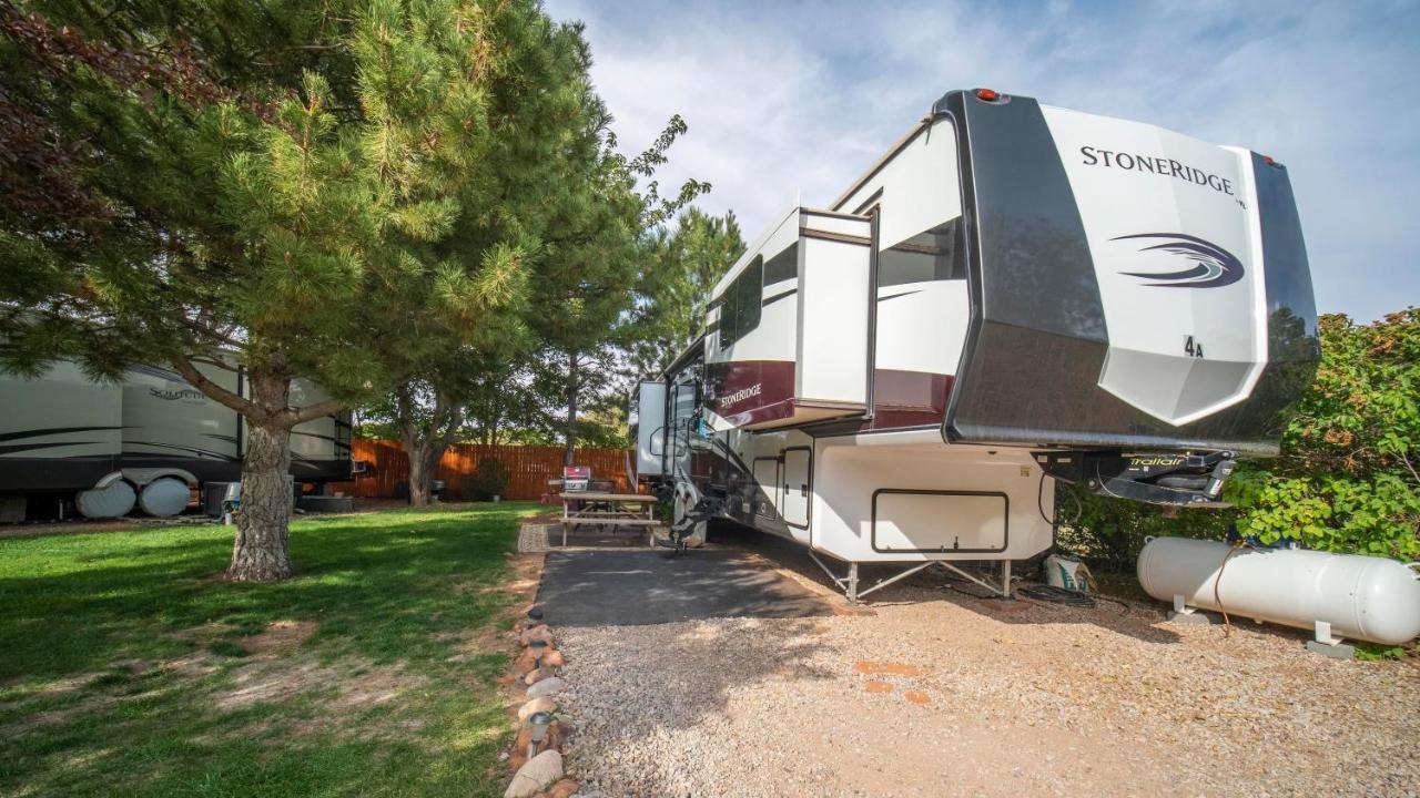Outdoor Glamping Large 5Th Wheel Setup Ok4A Apartment Moab Luaran gambar
