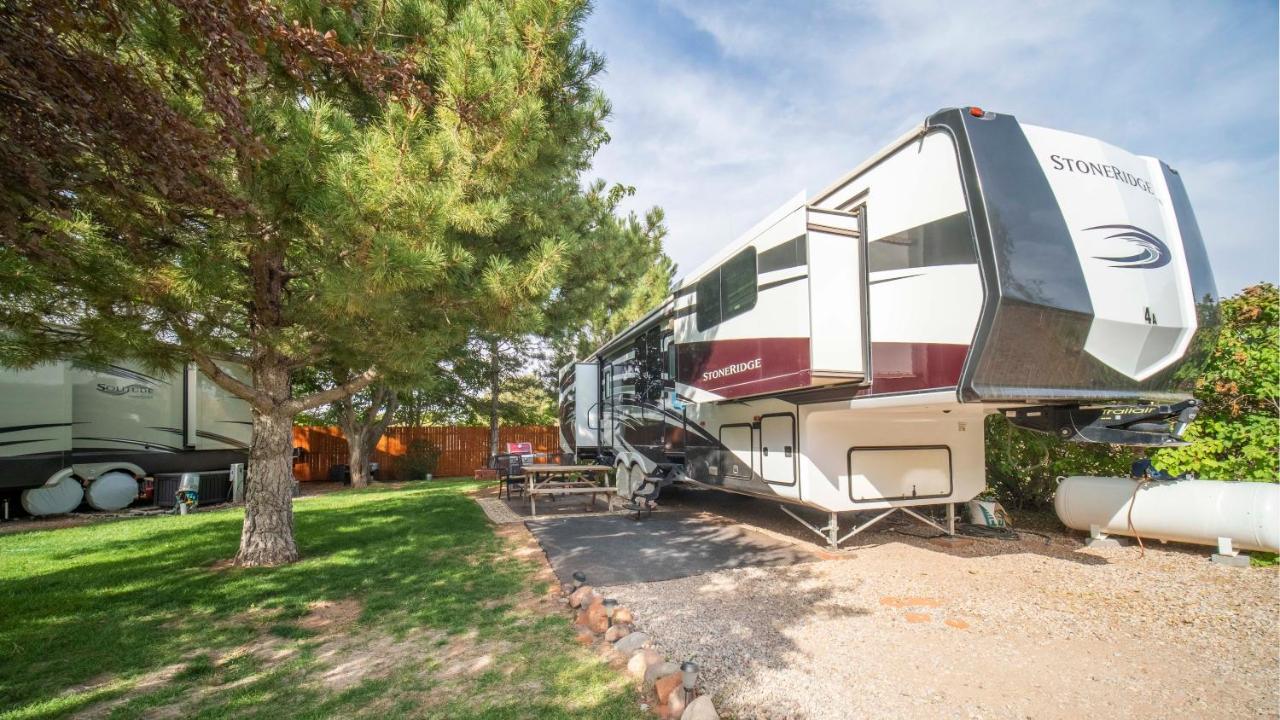 Outdoor Glamping Large 5Th Wheel Setup Ok4A Apartment Moab Luaran gambar