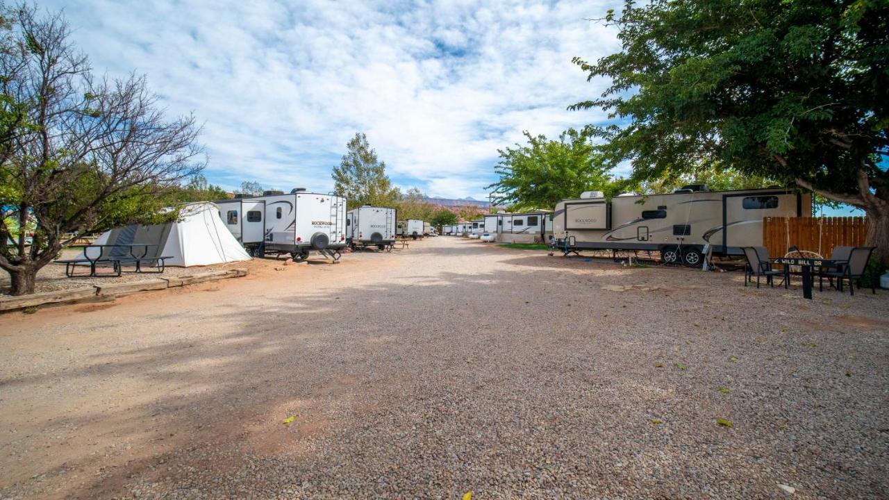 Outdoor Glamping Large 5Th Wheel Setup Ok4A Apartment Moab Luaran gambar