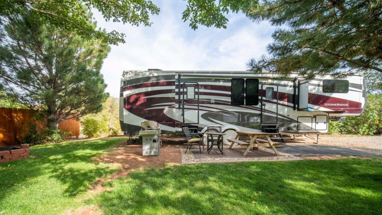Outdoor Glamping Large 5Th Wheel Setup Ok4A Apartment Moab Luaran gambar